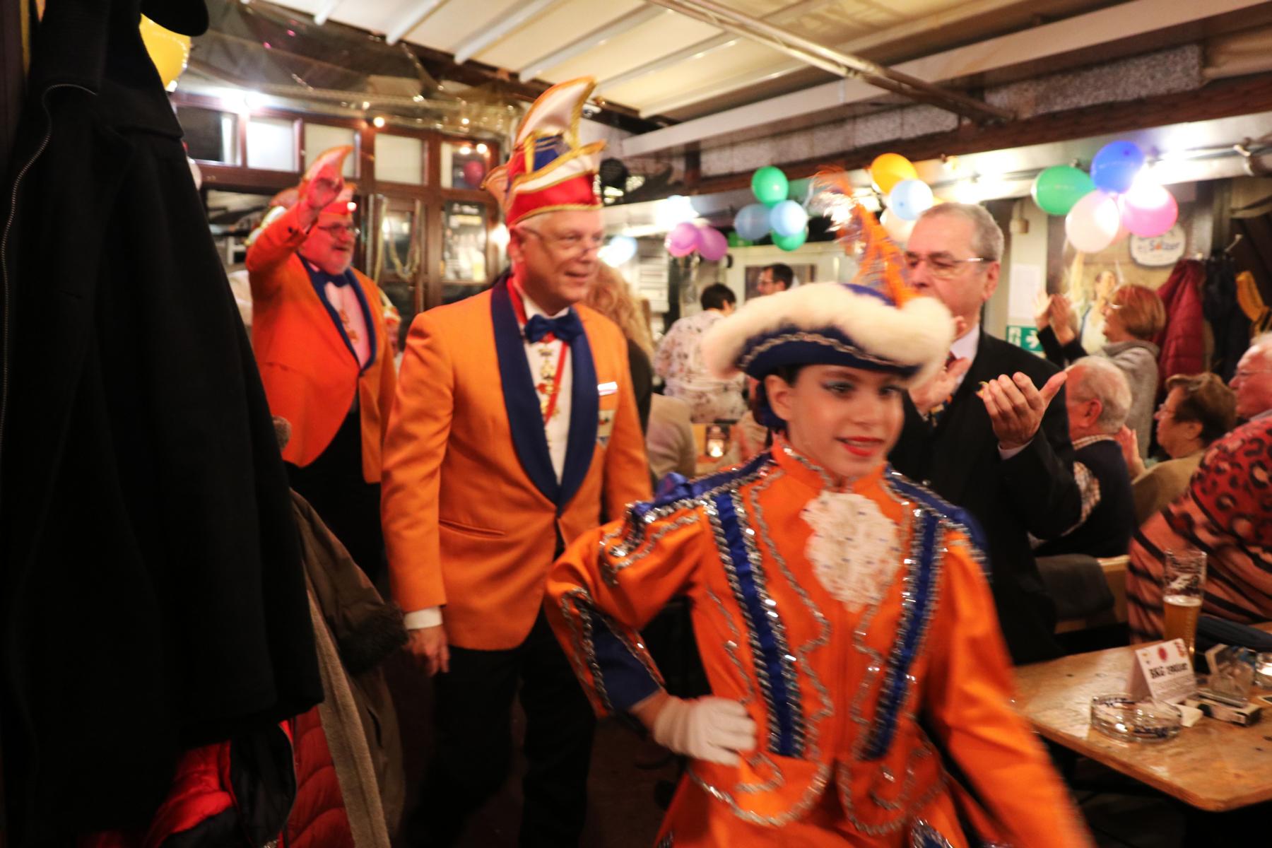  Irgendwie kam ich - nach dem Martinsfeuer im Guethersburgpark (Fotos in Veranstaltungen ) - nicht am Apfelwein Solzer  vorbei. FOTOS: < > < >2023-11-11 Fastnacht. Solzer 01er, Kaewwern, 
 Damensitzung < >