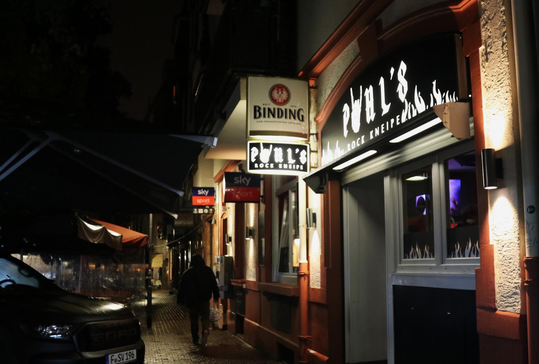 Eroeffnung von Pohls Rock Kneipe, Berger Straße 251.  FOTOS: < >< > 2023-11-04 LEUTE LEUTE LEUTE < > < > 