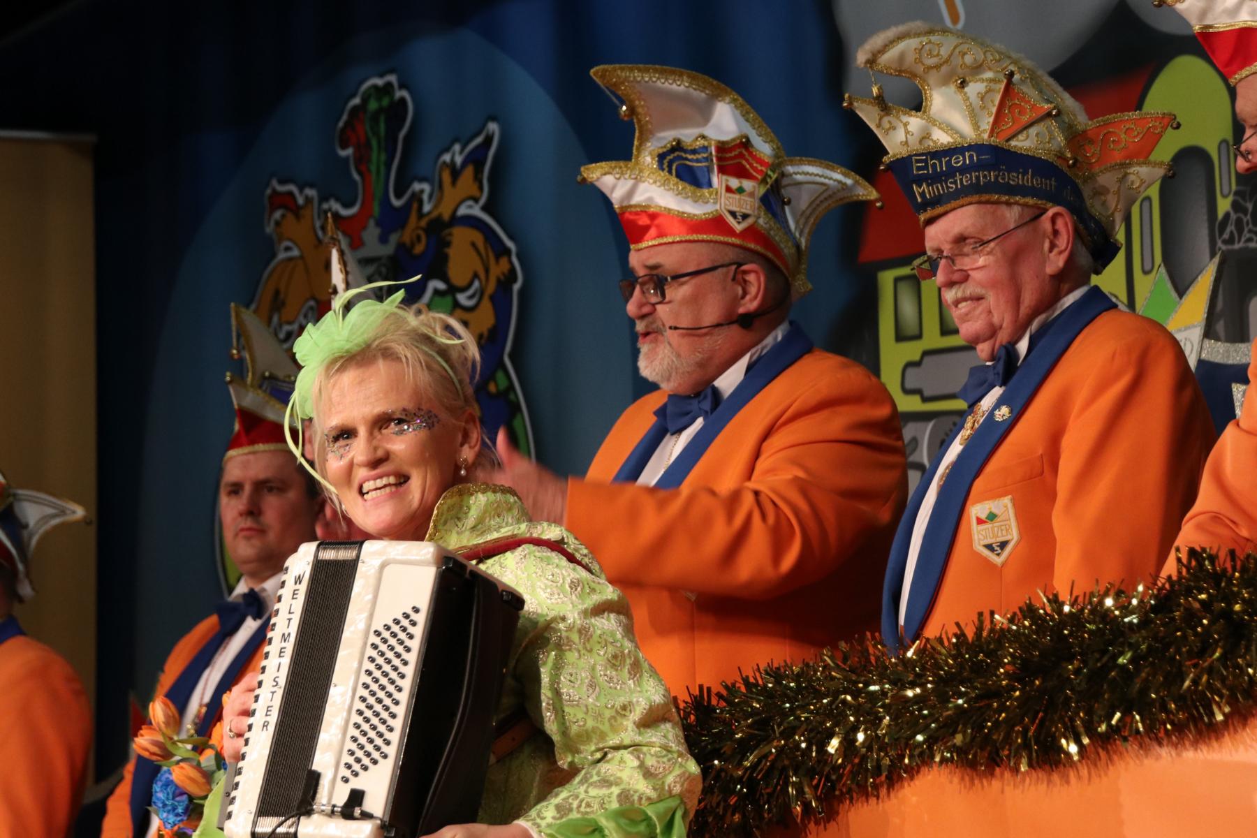  2024-02-03 Narrenexpress der Stutzer.  Fotos kommen in Baelde. < >< > 