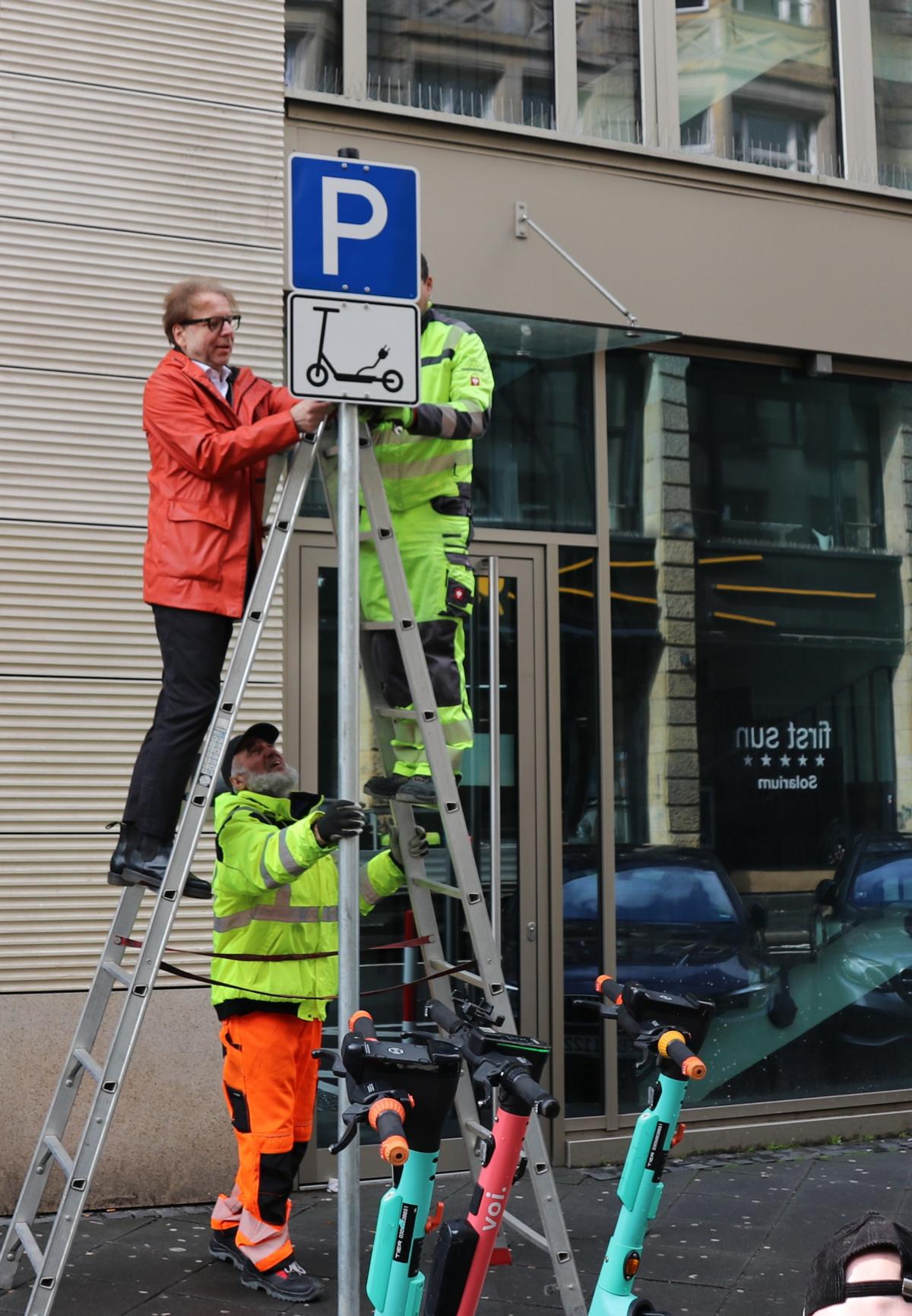  Parkplätze für E-Scooter, Presse FOTOS: < >< > 2024-03-11 Parkplätze für E-Scooter < > < >
 