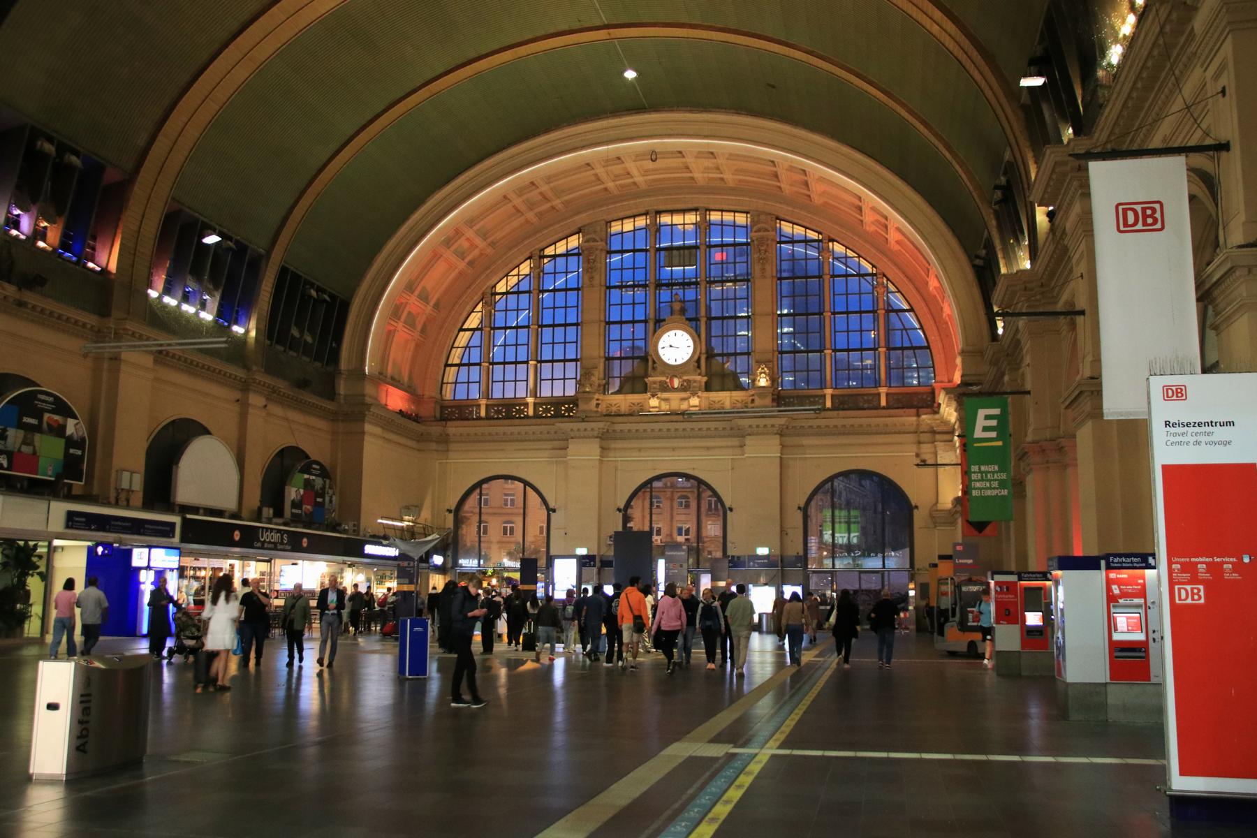  Der Frankfurter Hauptbahnhof ist mit 493.000 Reisenden 'taeglich' einer der meist frequentiertesten Bahnhoefe in Deutschland - und einer schoensten noch dazu. < > 