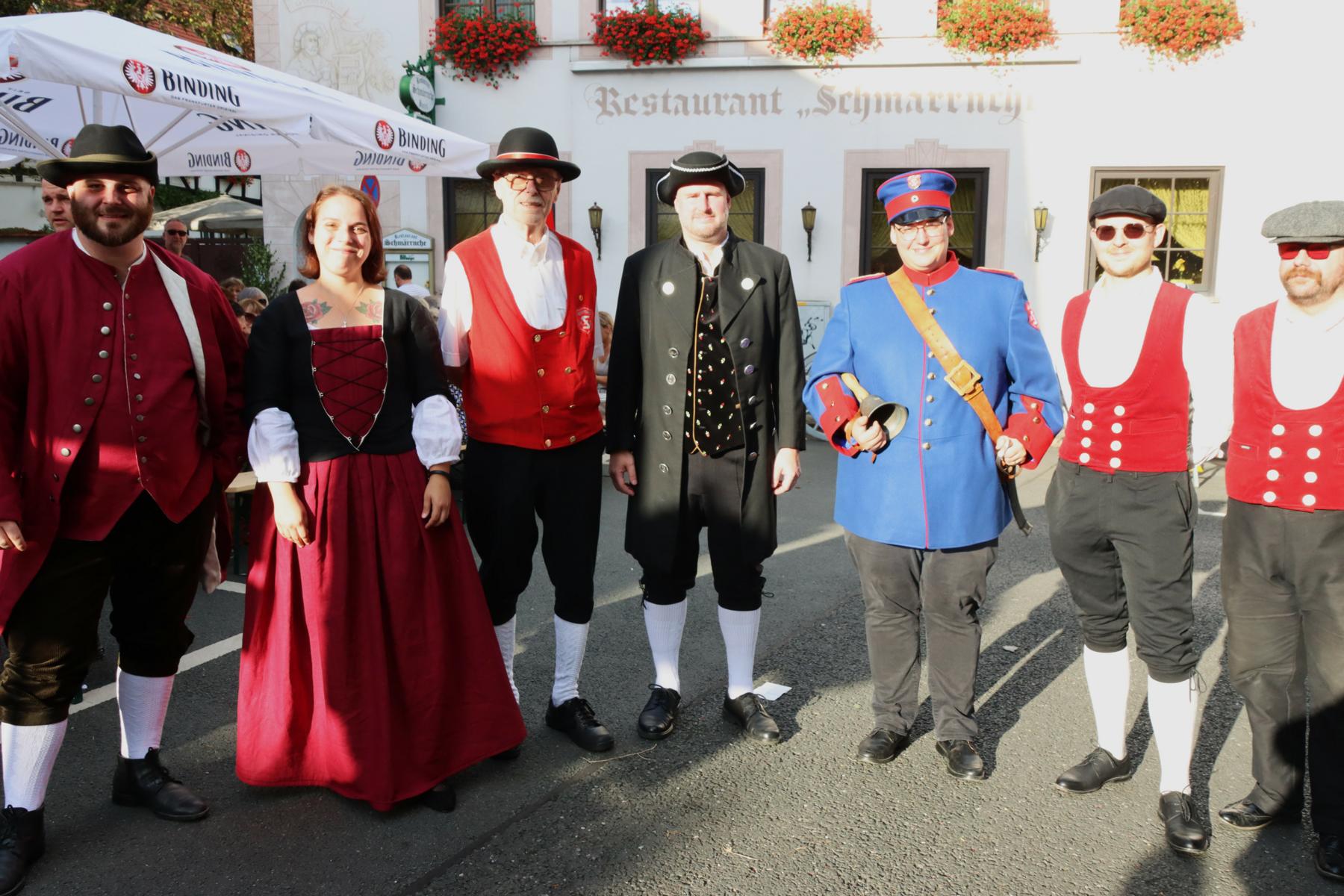 < >  Die Kerb, die Kerb, die Bernemer Kerb.< >Das ist, wie Weihnachten im Sommer. < >< > Die Birkenbaeumchen (große Zweige) zum Dekorieren der Haeuser, Hoefe, Balkone und Terrassen kosten pro Stück 5,00 Euro. Mit dem Kauf der Deko foerdert ihr den Kerbeverein / die Bernemer Kerb. AUF GEHTS! Und, nicht vergessen, betretet - vom Kerbesamstag bis zum Bernemer Mittwoch - KEIN LOKAL, KEIN GESCHAEFT das seinen Eingang nicht mit einem Birkenbaeumchen geschmueckt hat!< > Wem die Region egal ist, der ist uns auch egal! < > Mit einem apfelig herzlichen: BAUM HOCH! Euer Kerbemaedche Geri< >< >FOTOS siehe: Bernemer Kerb < > 