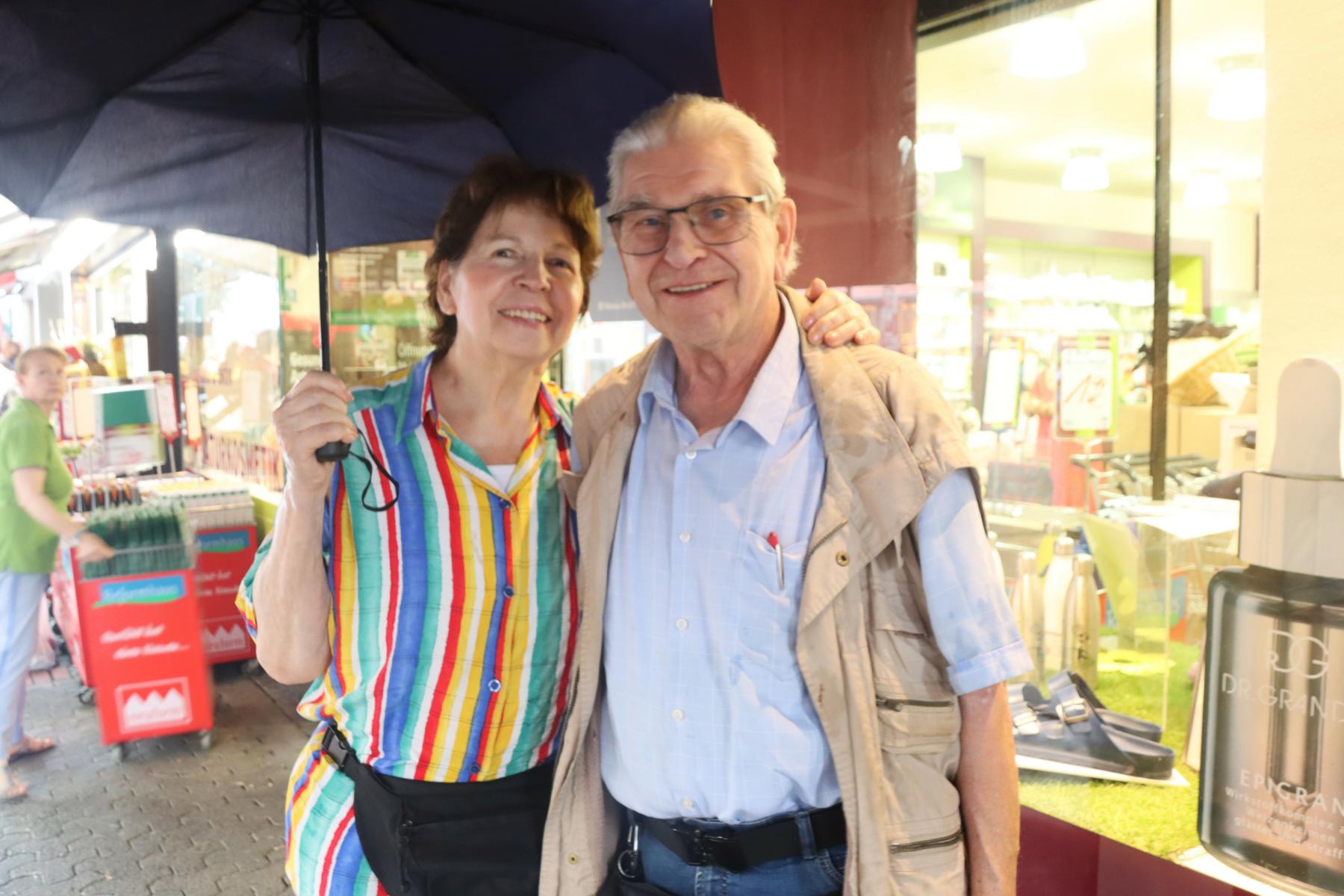  LEUTE LEUTE LEUTE. FOTOS:    < >< >  2024-07-19 bis 3.8. LEUTE LEUTE LEUTE  < >  