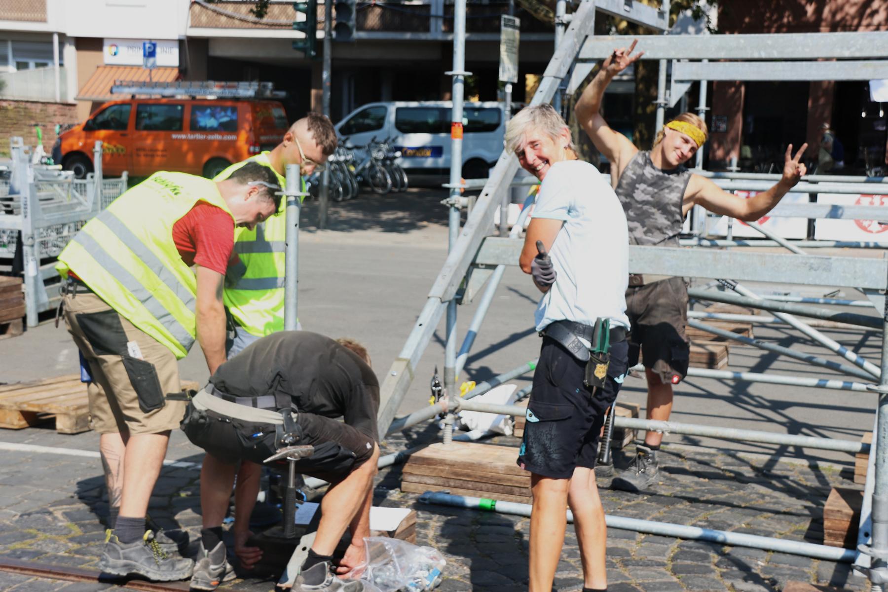  LEUTE LEUTE LEUTE. FOTOS:    < >< >  2024-08-03 bis 23.8. LEUTE LEUTE LEUTE  < >  