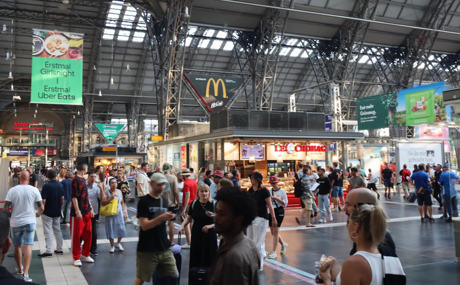  Der Frankfurter Hauptbahnhof ist mit 493.000 Reisenden 'taeglich' einer der meist frequentiertesten Bahnhoefe in Deutschland - und einer schoensten noch dazu. < > Bahnhofsviertelnacht / OFFEN VIERTEL, Fotos  siehe: Veranstaltungen < >