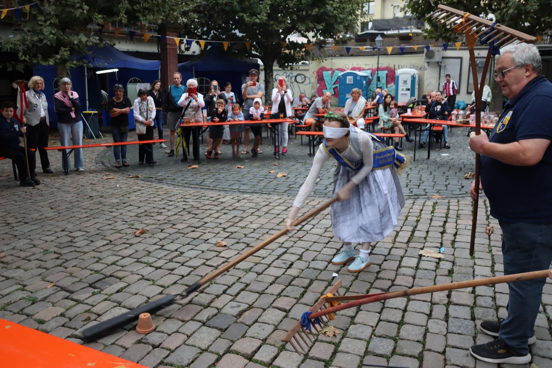  Sachsenhaeuser Brunnenfest.  FOTOS: < >< > 2024-09-08 Sachsenhaeuser Brunnenfest mit Gickelschmiss < >