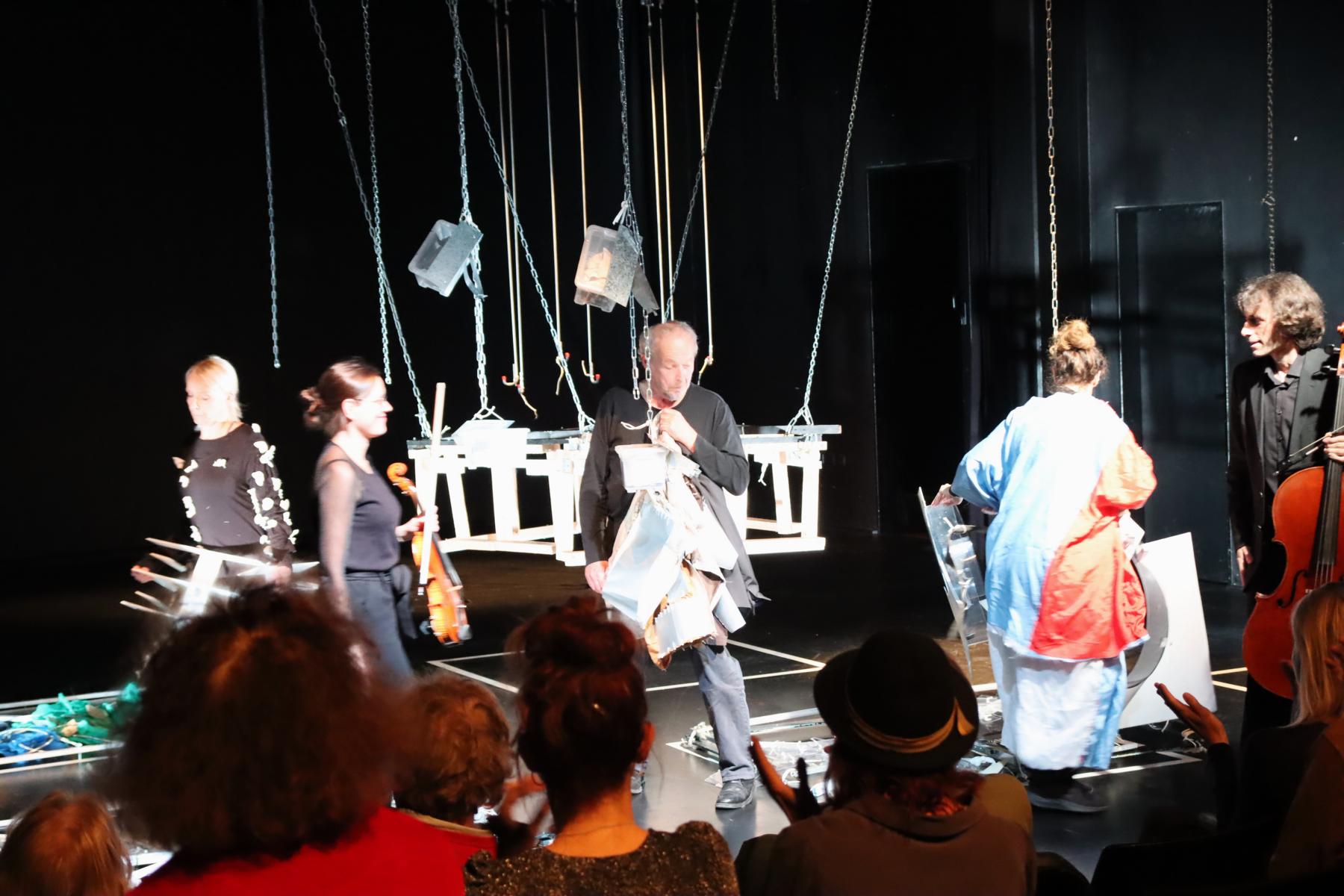 Gallustheater - E9N - 'Die  Violine spielt das Holz'. Dramarturgie u. Bildende Kunst: Dr. W. Fiebig / Komposition und Piano: Theodor Koehler.  FOTOS:  < >< > 2024-10-30 E9N Die Violine spielt das Holz < >