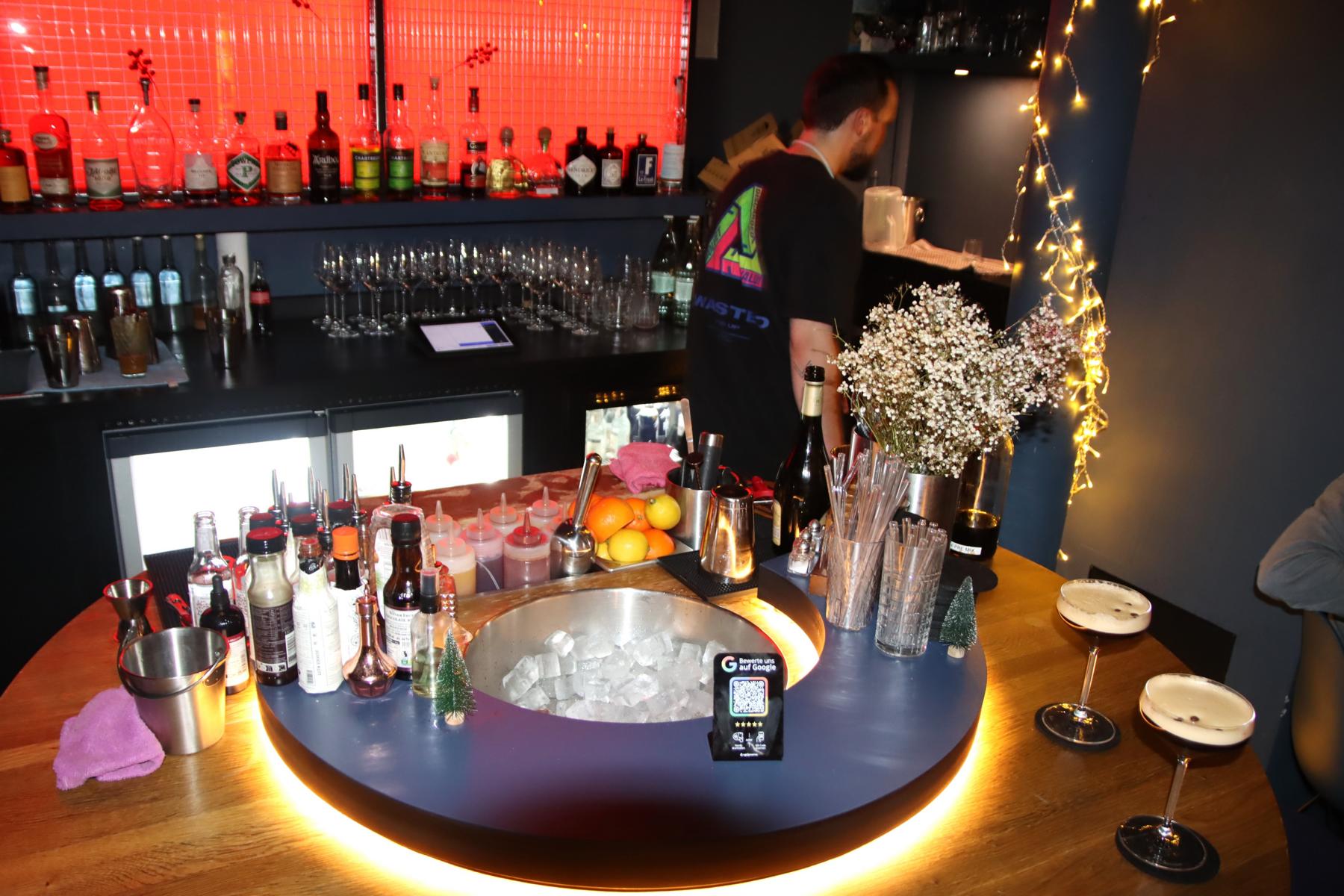LEUTE LEUTE - PRUNK, eine Bar in der Jungen Altstadt, Markt 12. Der Tresen ist rund, oben funkeln Diskokugeln, es gibt leckere Cocktails, auch Apfelwein-Cocktails, Wein, Apfelwein u.a. Getraenke.  FOTOS:< > LEUTELEUTE LEUTE, PRUNK < >