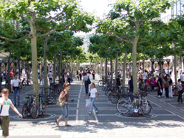 Die Zeil, das Original, vor der Restaurierung. < >