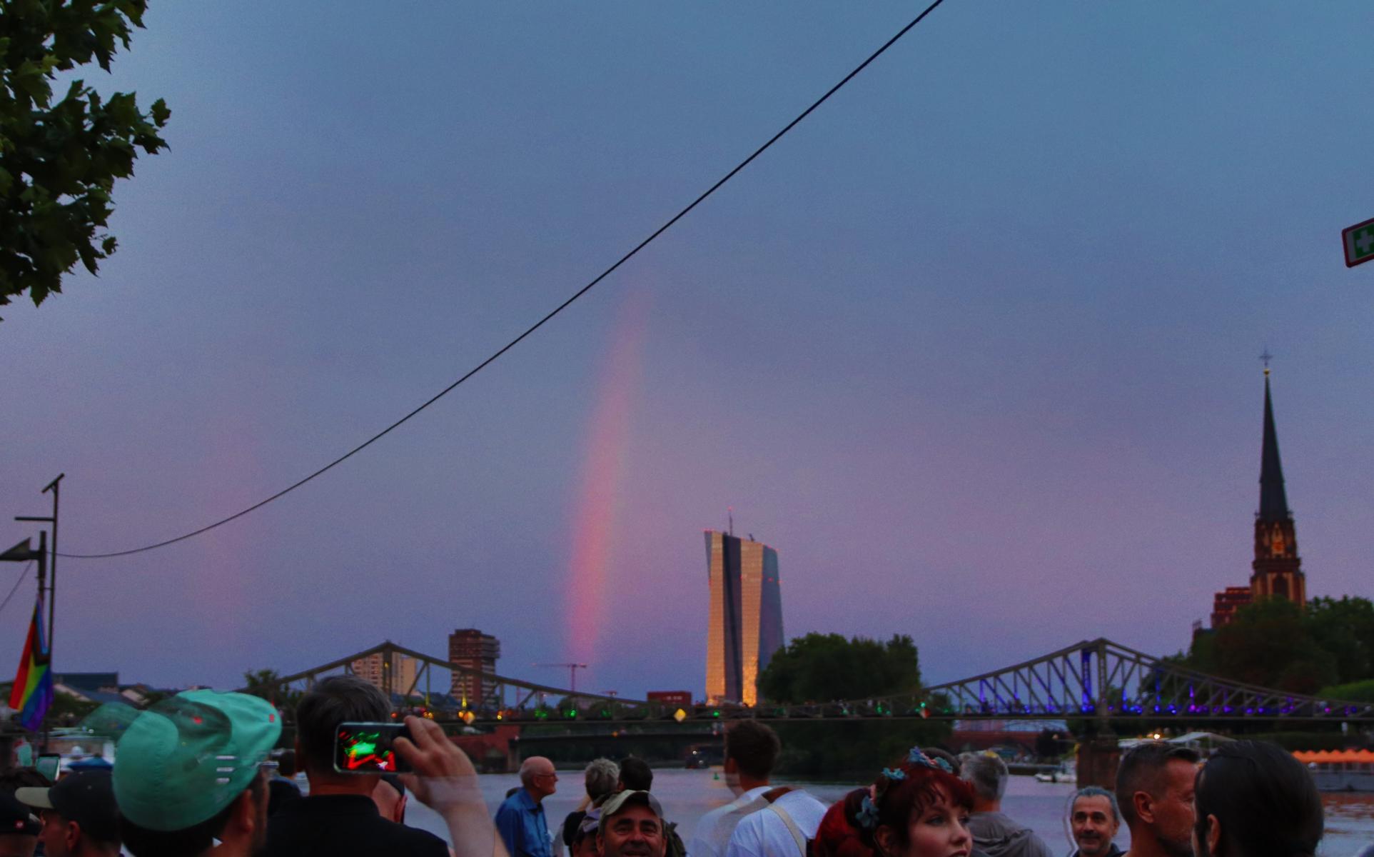 Ein Regenbogen in der CSD Regenbogen-Aera. < >