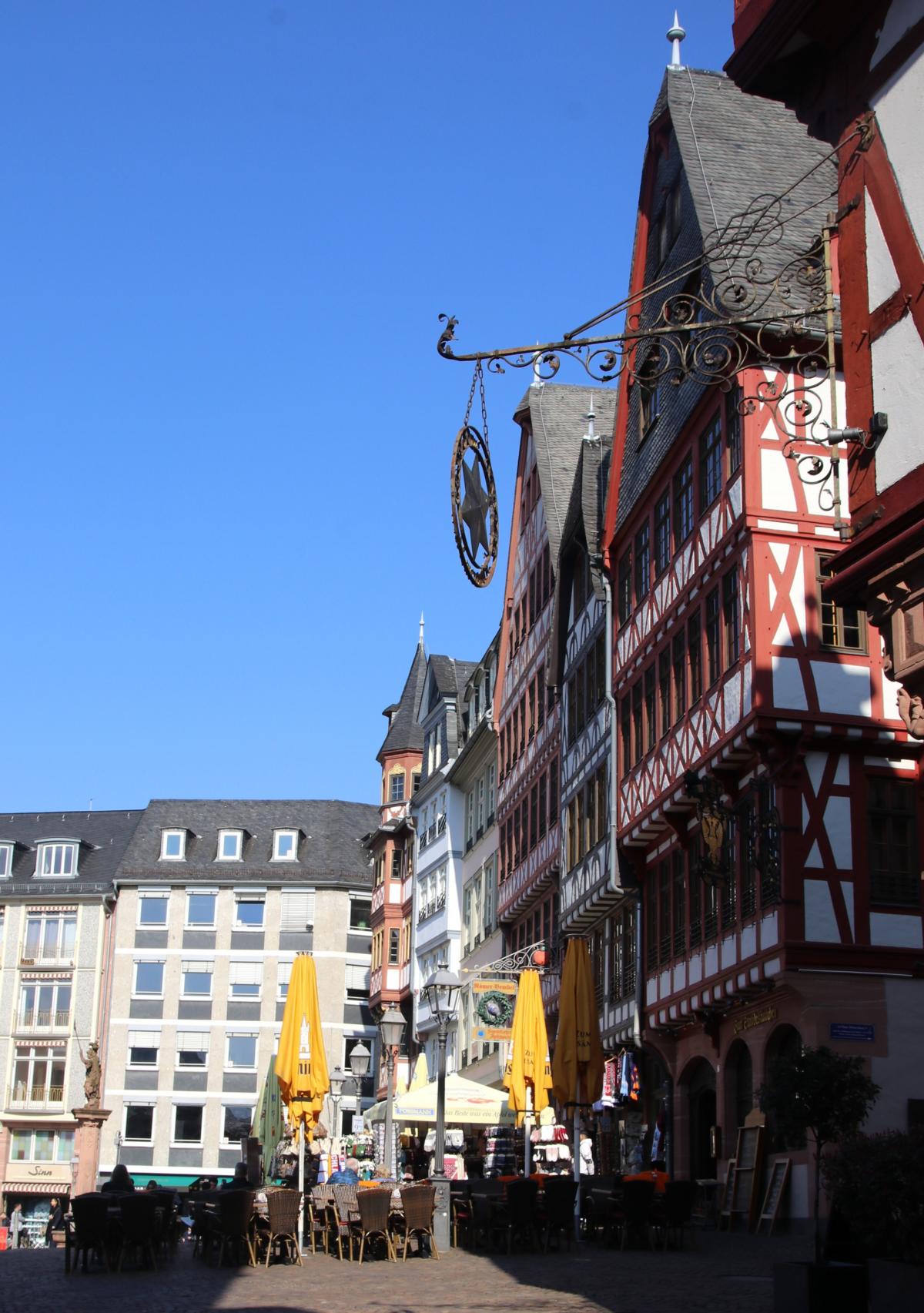 Historisch gebaute Ostzeile am Römer. < >