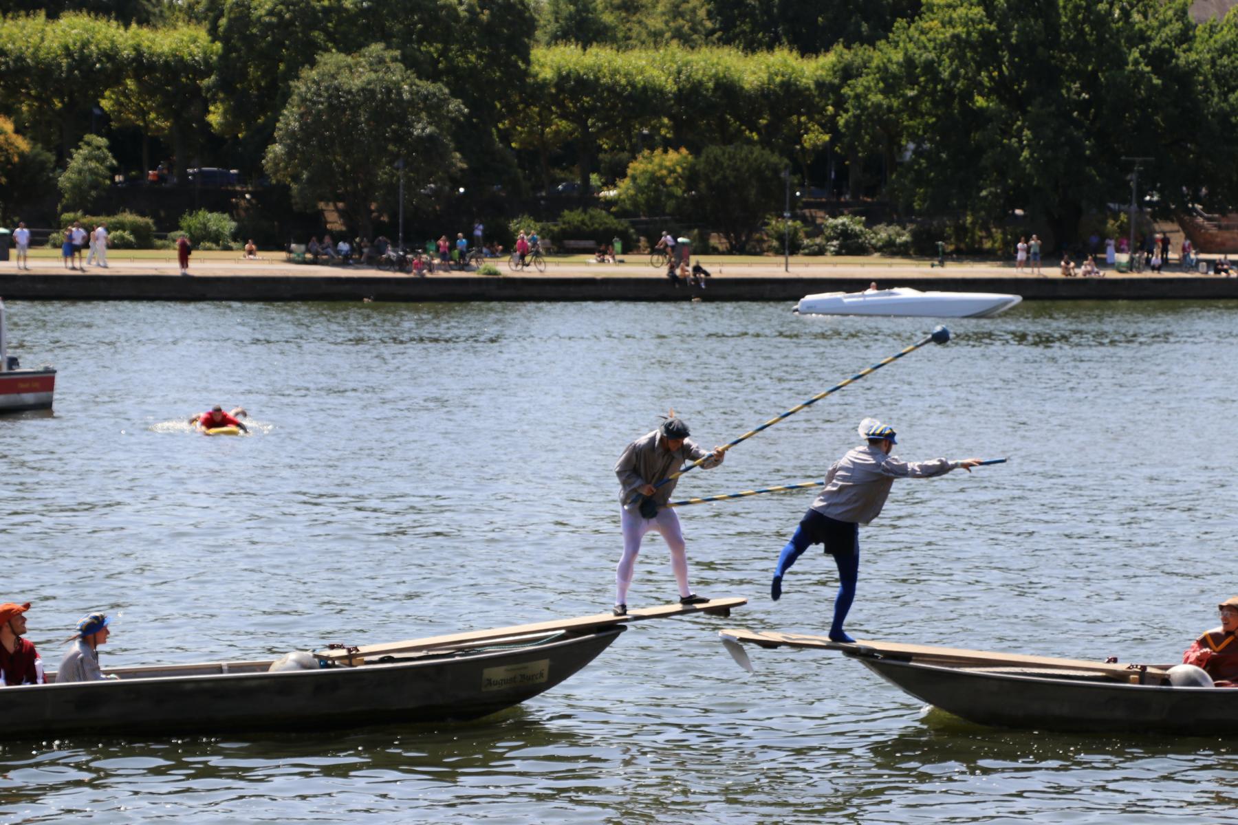 Die Fotos vom Mainfest mit Fischerstechen kommen in Baelde. 
