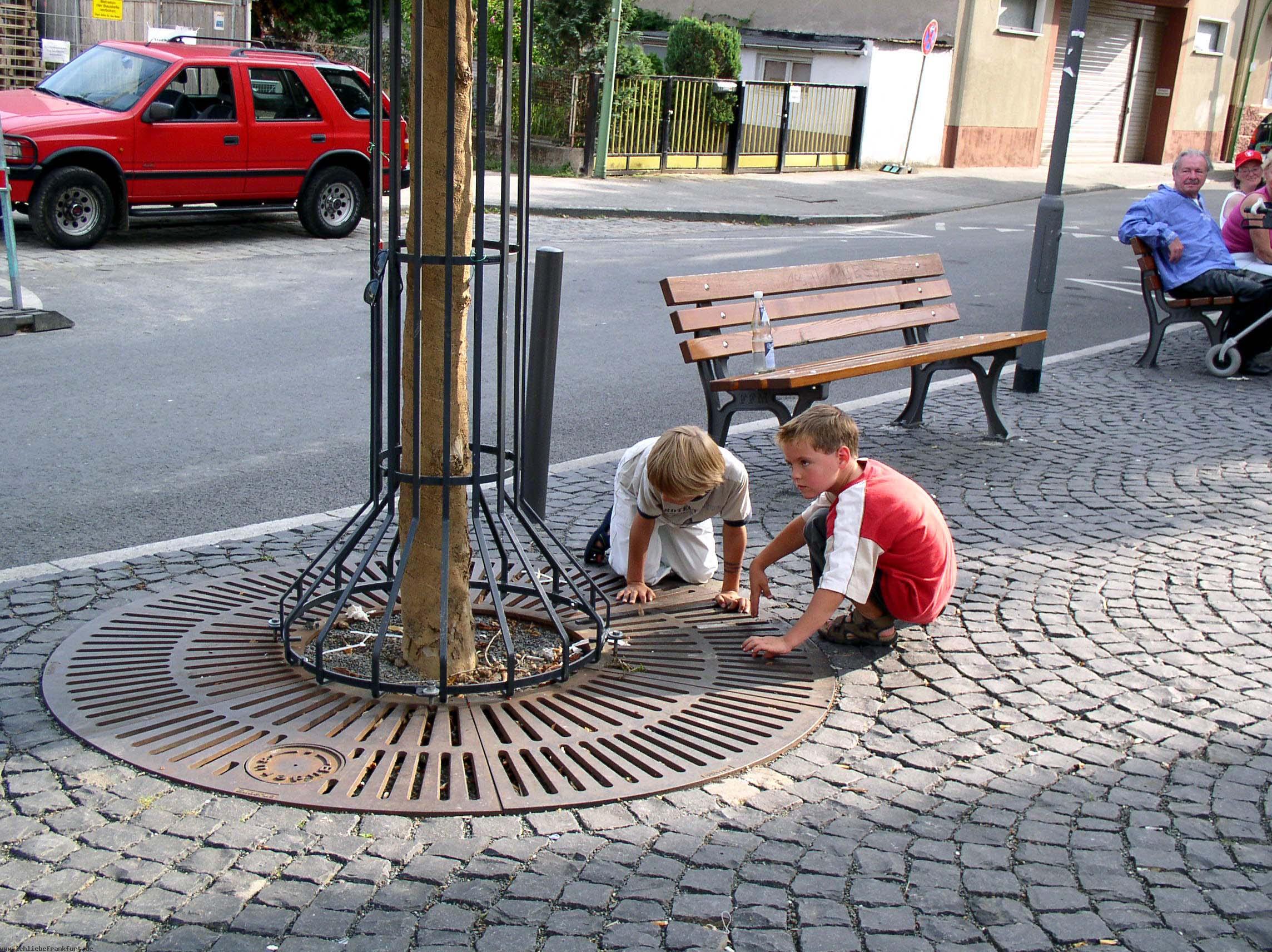 In jede Fugngerzone Sandksten - mit kleinem Gelnder und Trchen,< > damit sie kein Hundeklo werden. < >