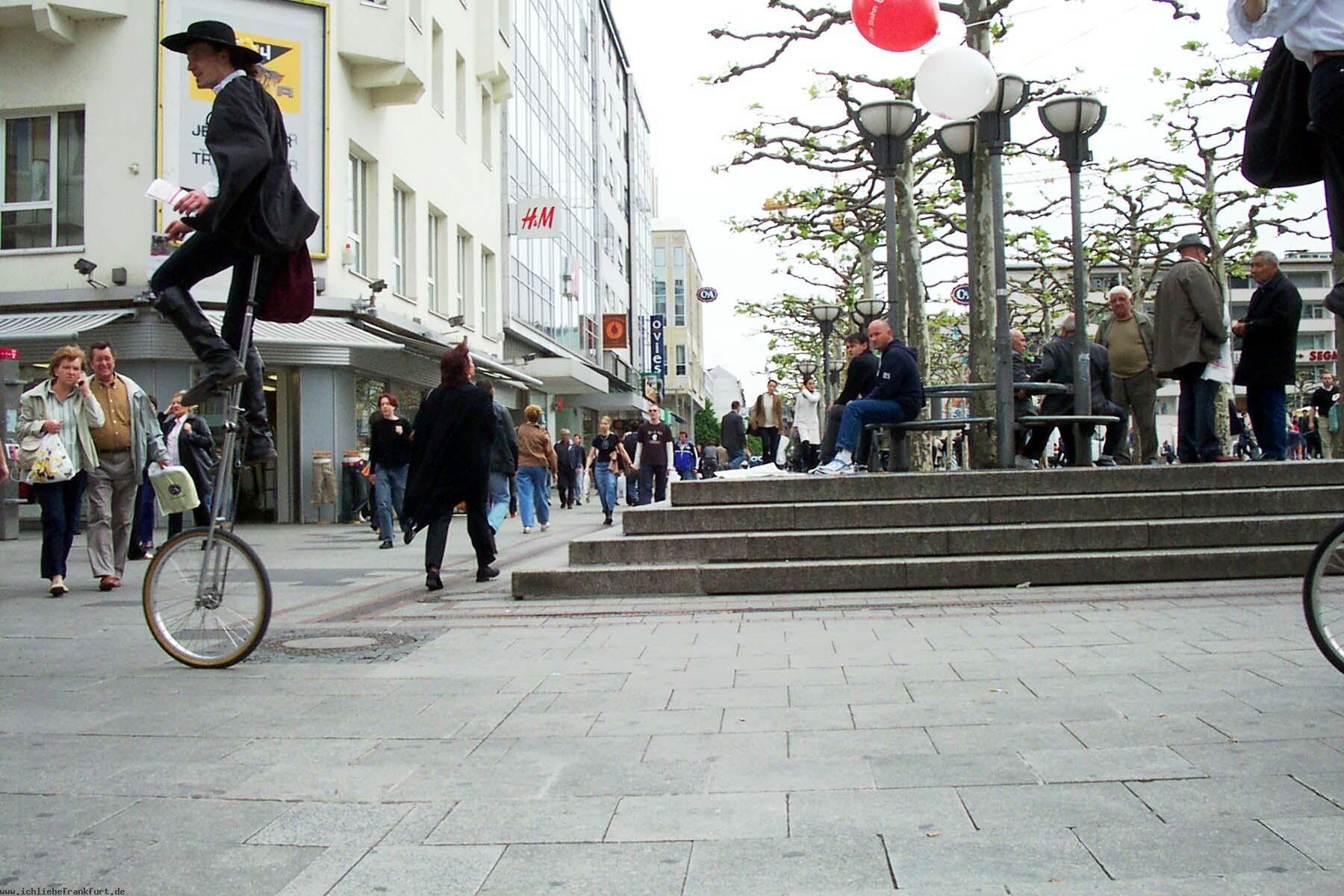 Schn: die Bhne Konstablerwache. < >< >Leider ist die Konstablerwache - an Winterabenden - nur ein groes, schwarzes Loch! Die Mitte wird nicht beleuchtet und - in all den Jahren - ist niemand auf die Idee gekommen, die Konstablerwache in das alltgliche Leben< > - Beispiel Weihnachtszeit - einzubeziehen.< >< >Da unsere Lokalpolitiker mit diesem UNGEWHNLICHEN PLATZ nicht umgehen knnen, soll - federfhrend Politiker der GRNEN ! - dass Podest, mit 91 Bumen, abgerissen - und aus der Konstablerwache ein< >GEWHNLICHER PLATZ - gemacht werden. Kosten: 7,25 Mill. Euro!< >Am 20.1.2007 (Rededuell Roth / Frey) sprach Markus Frank noch von 4 Mill.  ! < >< >Zum Vergleich: 30% der 4 jhrigen Kinder in Hessen leiden an Sprachverzgerungen. Zur Behebung des Problems WILL das Land Hessen jhrlich 1 Million  ausgeben!< >< >Mehr s. 
Politik / Ichliebefrankfurt: partei- aber nicht fantasielos< >< >Glaser/CDU:< > Der Abriss der Konstablerwache ist ein Qualittsverlust ohne Gewinn!< >< >
