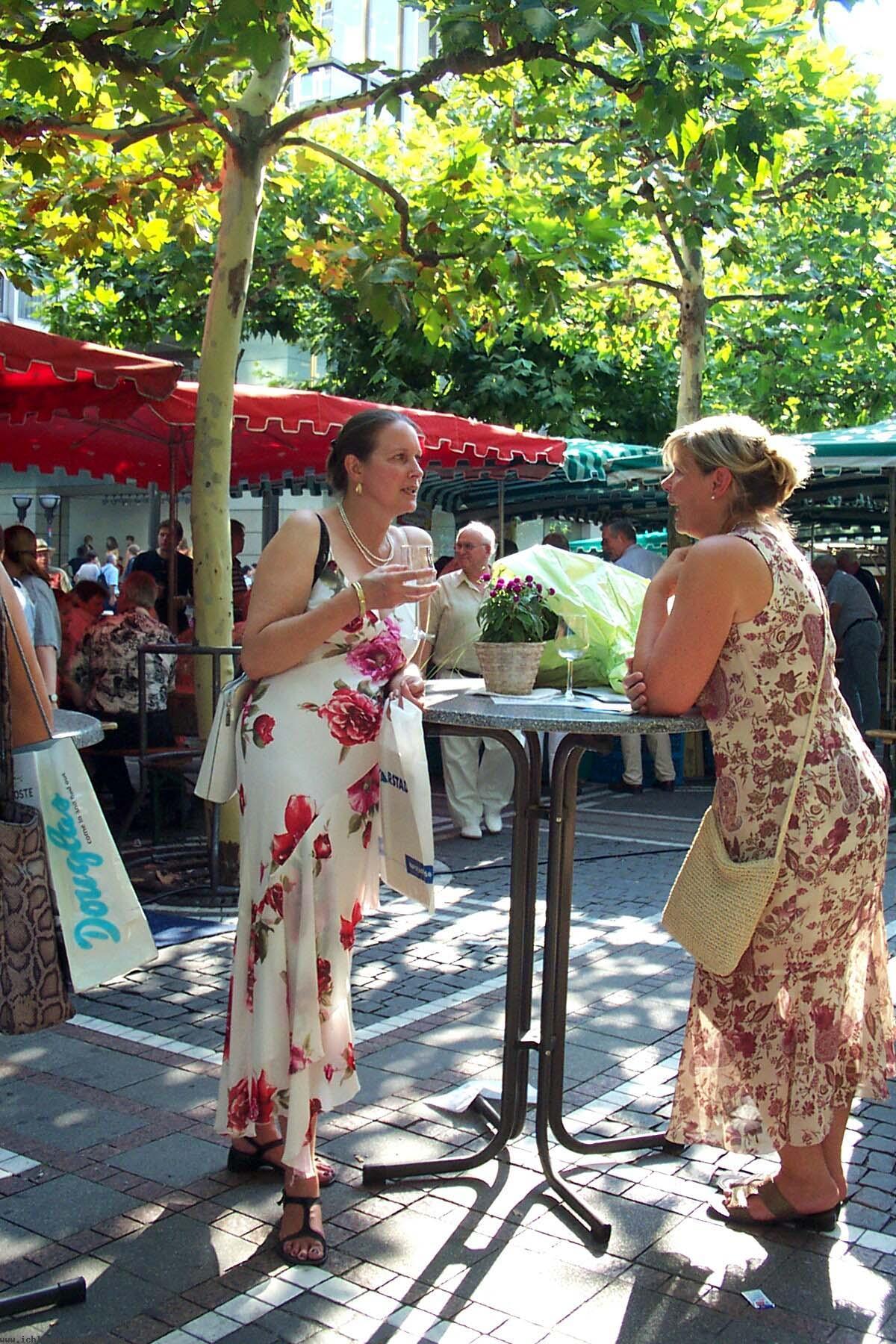 Mediterrane. Die Zeil< >Die ALTE Zeil - Sommer auf der Baum-Zeil!< >Keine Laternenpfosten auf den Gehwegen, keine quergestellten Fahrradstnder strten die Passanten und die alleenhnlich angeordneten Laternen vermittelten ein Parkgefhl. Das Einzige was fehlte waren Bnke!< >Inzwischen ist aus der architektonischen Baumwegachse ein *12-Mio-Euro-Fahrrad-Abstellplatz geworden! ... Denn sie wissen nicht, was sie tun!< >< >* Ca. 10 Mio Euro der insgesamt 22Mio-Euro-Kosten ordne ich dem IndustriehofPflaster auf den Schaufensterseiten zu.< >   