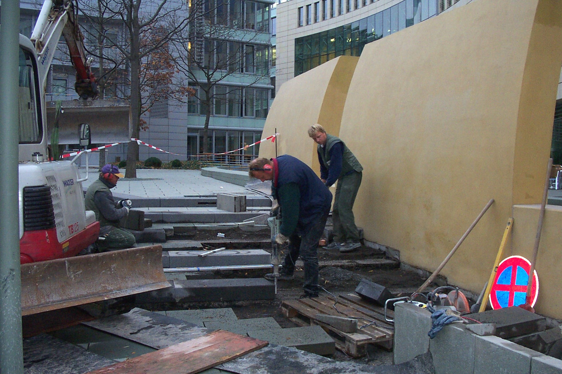 Die Vorbereitungen fr die Bepflanzung der Wasserwand haben begonnen.< >