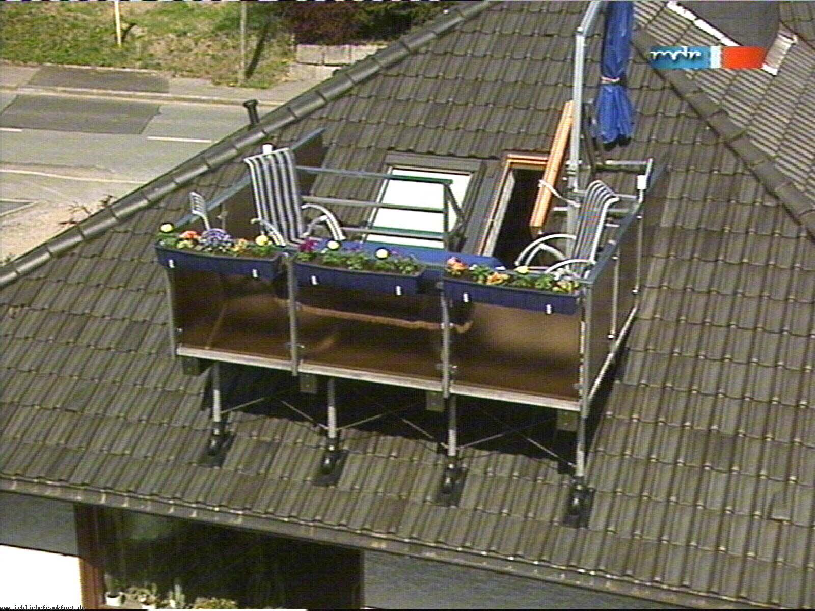 Dcher werden zu Dachlandschaften...Steildcher bekommen Balkone ...< >Auch dieses Foto habe ich - whrend einer Reportage ber Dachbegrnungen< > vom mdr gemopst.< > 