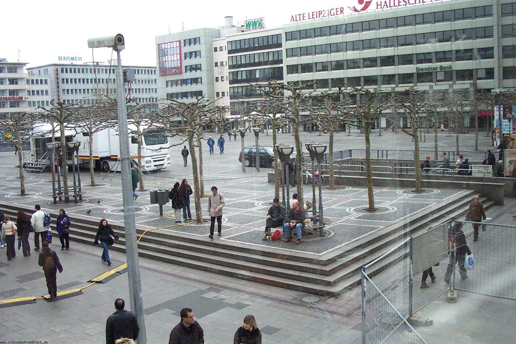 Denkt man sich die Teerflecken, den Lastwagen und die Kabel weg - < >auch im Winter ist sie schn: die BHNE Konstablerwache. < > Stellen wir uns - drumherum - attraktive Huser vor: HINREISSEND.< > In Rom wrde man aus ihr eine TouristenAttraktion machen!< > 