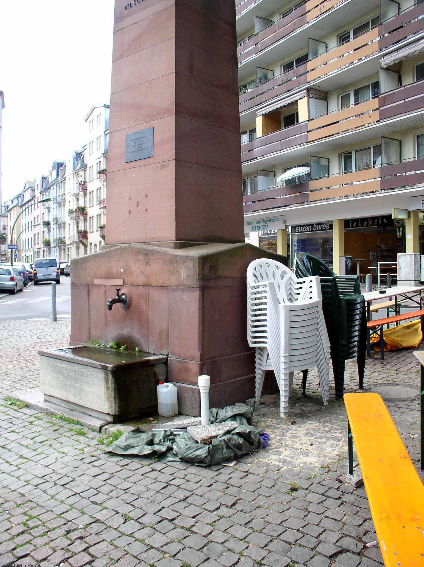  Unachtsam, gewhnlich, respektlos.< >Der Brunnen ist eine Stiftung Bornheimer Brger!< >< >PS: Das Irish Pub hat inzwischen einen neuen Inhaber der den Platz< >respektvoll behandelt.< >