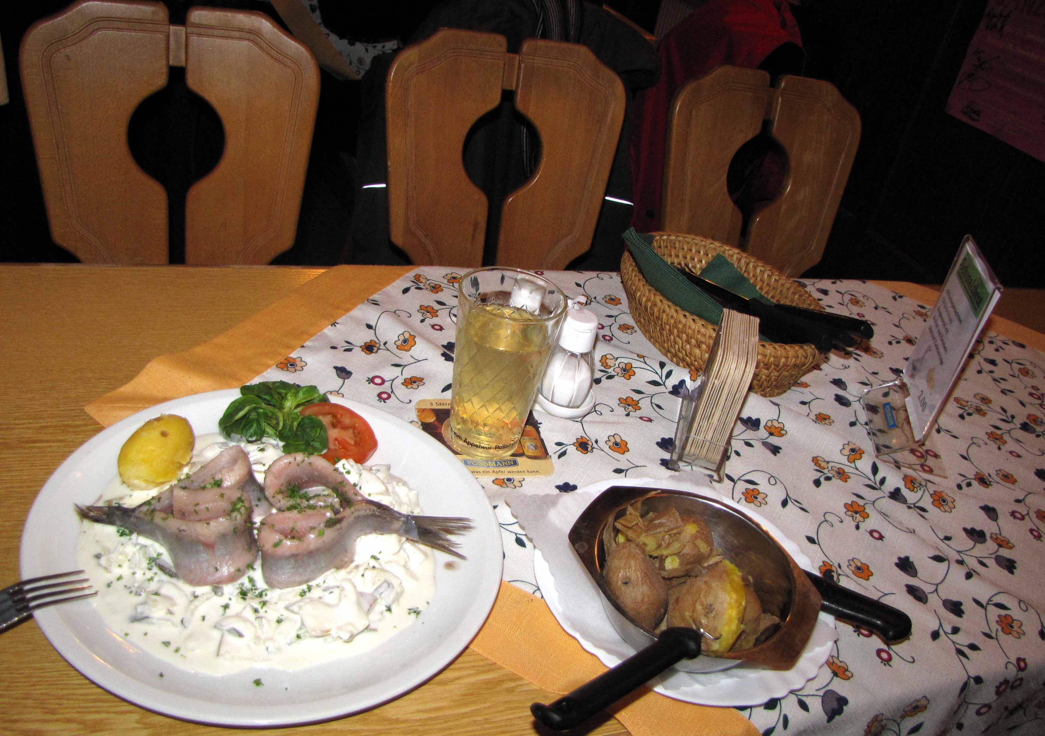 Sieht s aus und schmeckt LECKER! Matjes bei der Schnen Mllerin im Baumweg. < >