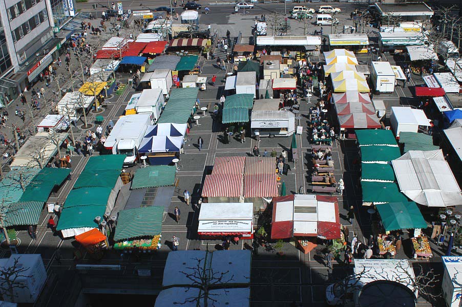 < >Konstablerwache - Bauernmarkt< >Am Montag dem 15. Mrz wurde - in einer ffentlichen Sitzung des Amtes fr 'Planung und Bau' - der Abriss des Podestes der Konstablerwache,< >auf UNBESTIMMTE 1-2 Jahre, verschoben!< >< >Ansonsten zeigen sich Herr Schwarz und Herr Heumann stur!< >Nach wir vor behaupten sie, was ihnen von Architekten SUGGERIERT wurde:< >< >'Die Konstablerwache bietet ohne Podest, mit Riegel (2-4 geschossige Bebauung im Osten), angelegt fr 2 Veranstaltungen (eine Veranstaltung NEBEN/WHREND des Bauernmarktes!!!), MEHR PLATZ FR DEN BAUERNMARKT!< >Und:  wenn der Platz fr 2 Veranstaltungen angelegt ist,< >muss der Bauernmarkt whrend anderer Veranstaltungen (CSD etc.)< >nicht mehr verlegt werden!'(?!)< >< >Herr Schwarz war Lehrer. Aber: mit Mathe hatte er sicher nichts zu tun!< >Sonst wrde er nicht - immer wieder! - an die Kalkulation(en) fr den Umbau glauben! Vor 7 Jahren ging es um Kosten von: 1,5 - 2 Mill. Euro; vor 3 Jahren um 4 Mill. Euro; jetzt sind es: 7,25 Mill. Euro; in 2-3 Jahren ?? ...< >< >So luft es auch mit anderen Projekten! Und dem unabhngigem Beobachter wird schnell klar: WARUM UNSERE STADT SO HOCH VERSCHULDET IST!!!< >
< >Tagesordnung 15 - E 104; Hnde weg von der Konstablerwache< >Foto: Harald Fester< > 